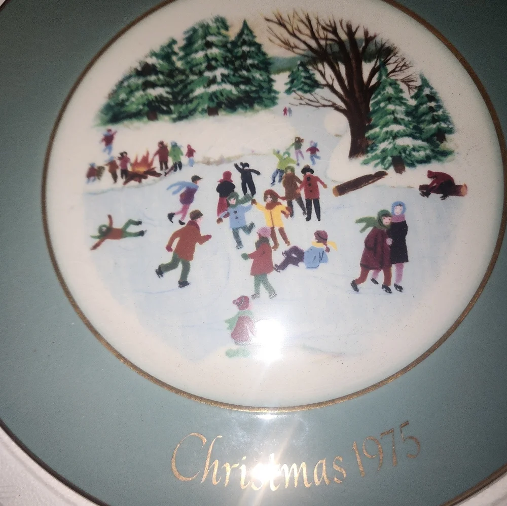 VINTAGE AVON EUC 1975 SKATERS ON THE POND CHRISTMAS PLATE COLLECTORS EDITION